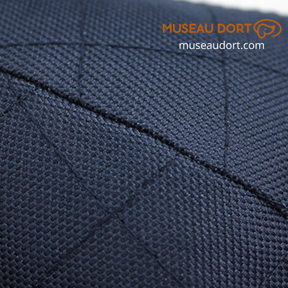 Gros plan du tissu renforcé de la peluche pour chien indestructible montrant la résistance et la qualité des coutures.