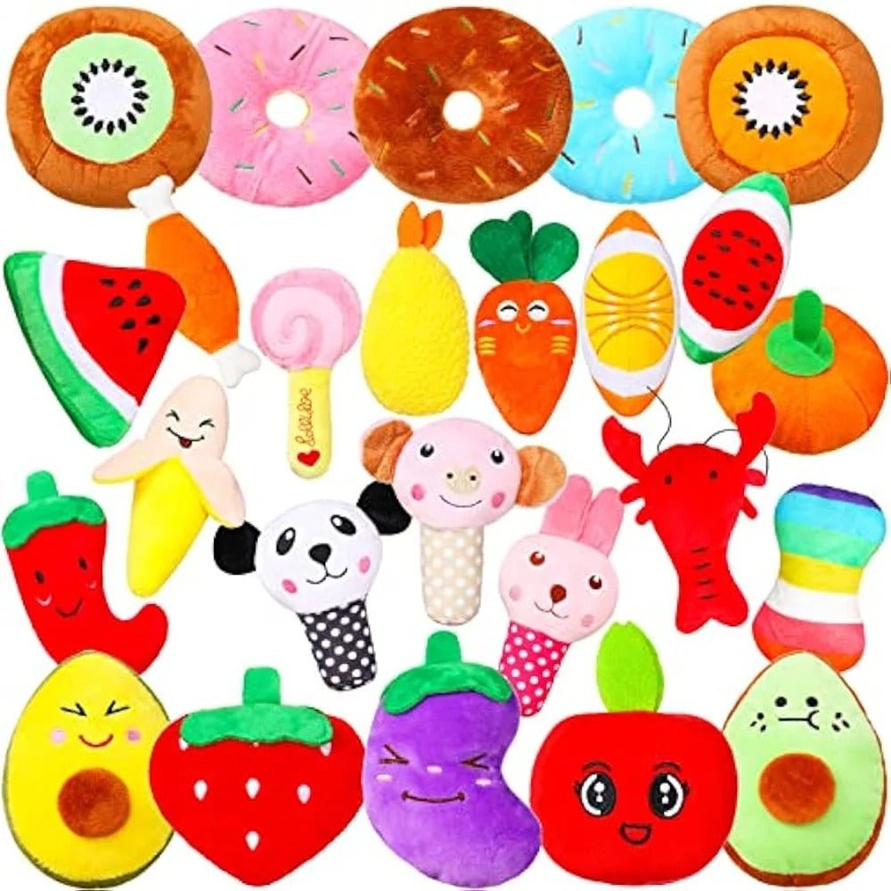 Lot de 50 jouets peluche pour chien avec des formes variées (fruits, légumes, animaux) et des couleurs vives. Parfait pour divertir et apaiser votre chien actif. Disponible chez Museau Dort.