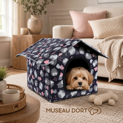 Petit chien dans une niche intérieure Maison Hibou, installée dans un salon cosy avec couchage doux et rassurant.