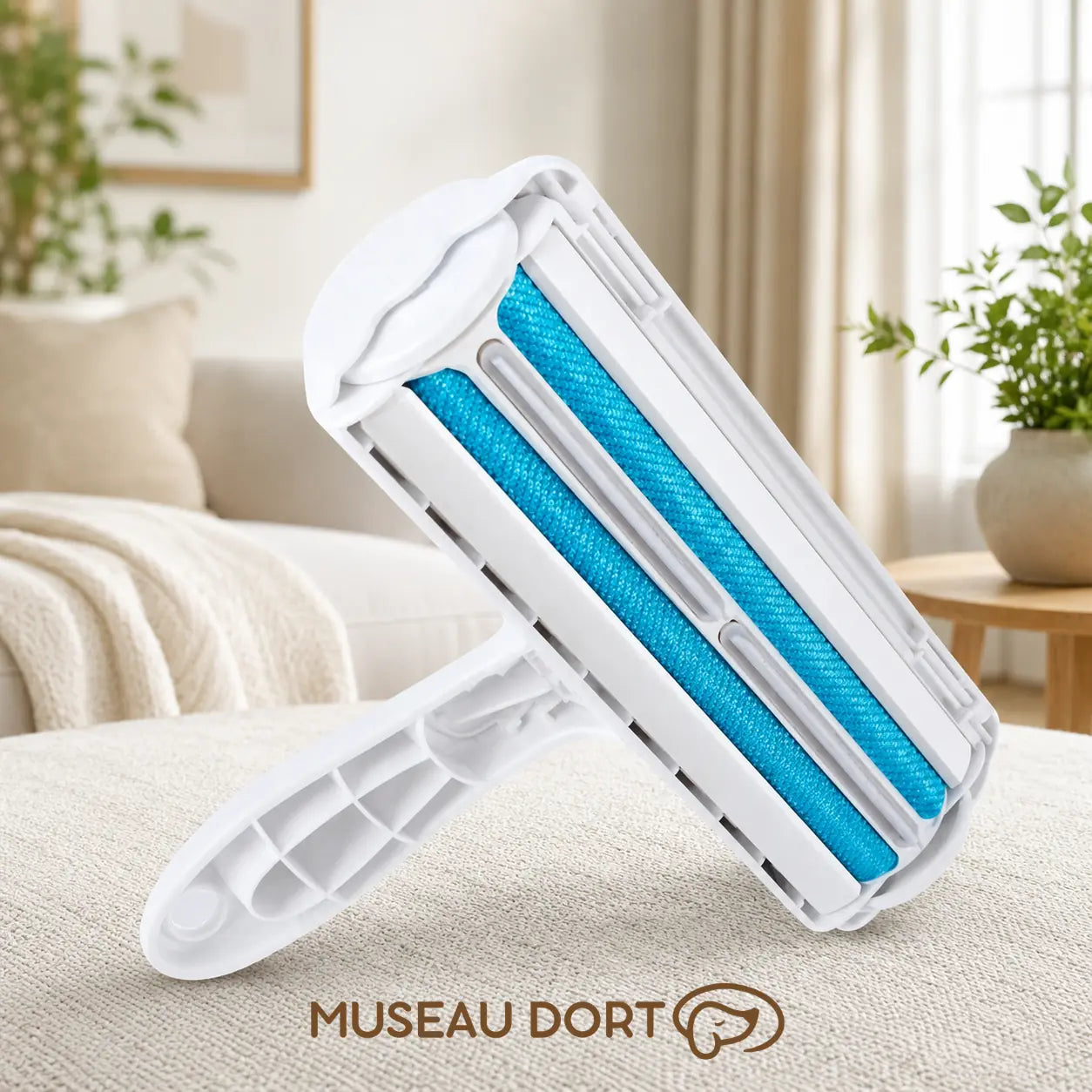 Rouleau anti-poils réutilisable pour chien avec bandes bleues sur canapé beige