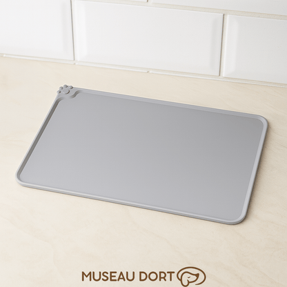 Tapis gamelle chien gris en silicone antidérapant posé sur un plan de travail clair avec rebords anti-débordement Museau Dort