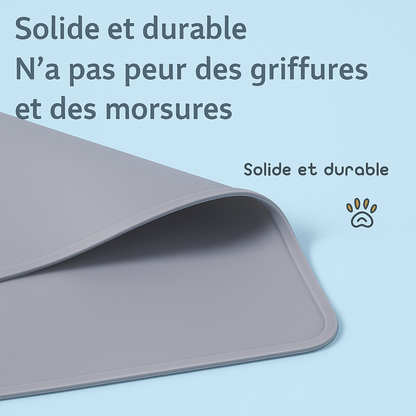 Tapis gamelle chien en silicone gris, solide et durable, résistant aux griffures et morsures. Texte en français. Disponible chez Museau Dort.