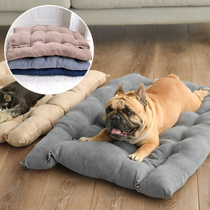 Bouledogue allongé sur un tapis pour chien gris moelleux, modèle lavable et doux, idéal pour le repos.  Museau Dort.