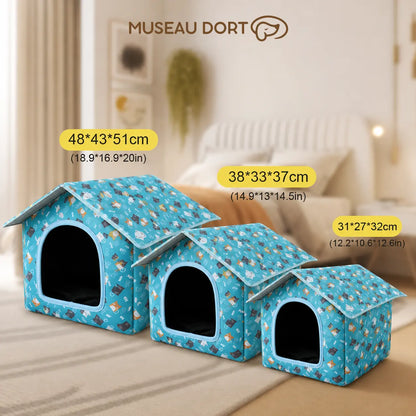 Trois niches intérieures bleues pour petit chien, tailles 31, 38 et 48 cm, présentées dans un salon lumineux.